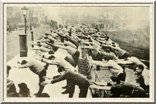 Another exercise of the London Regiment, the Queen Victoria's
Rifles, at Hampstead.