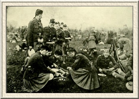 Men of the London Scottish at Kingsbury receiving rations from the
seargeants.